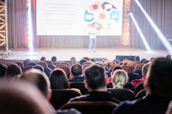 Organiser une conférence d&rsquo;affaires de A à Z : checklist complète pour organisateurs