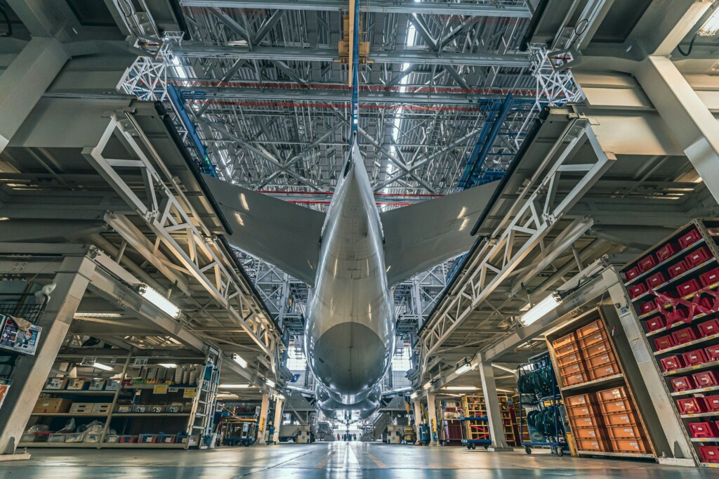 Avion de ligne dans un hangar de l'industrie aérospatiale