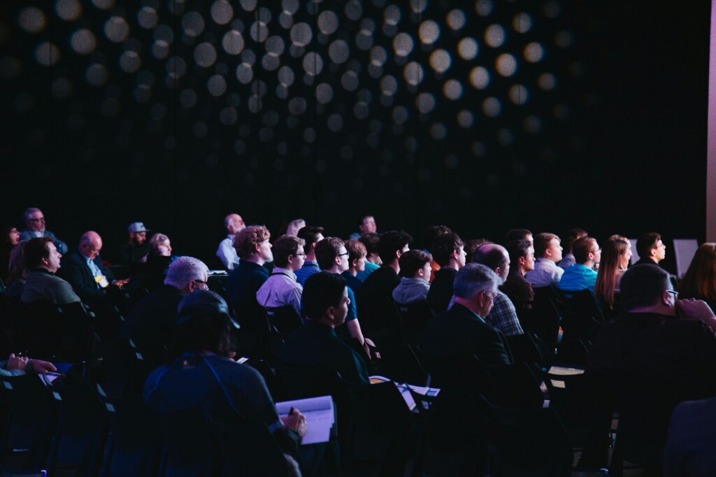 Participants assis lors d'une conférence internationale