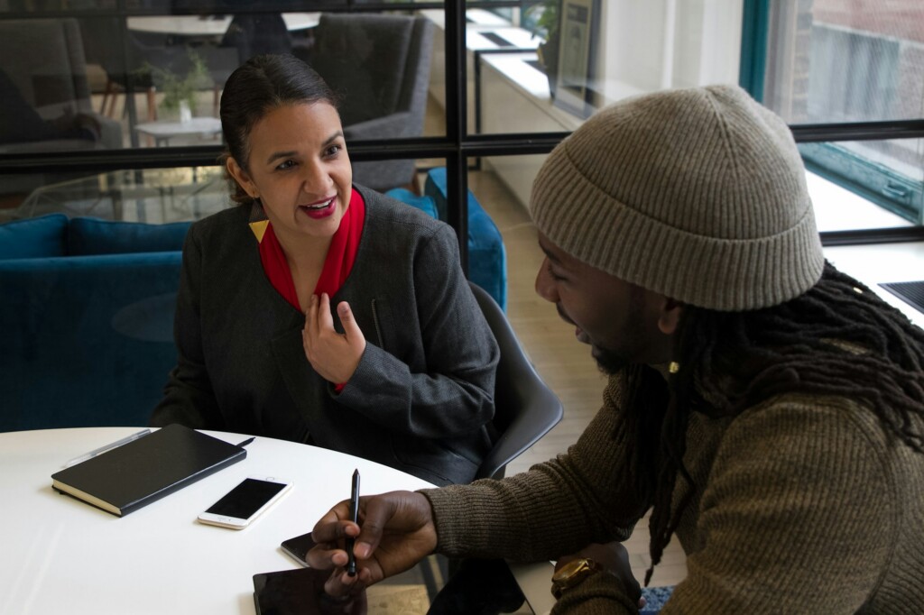 Recruteuse en entrevue avec un candidat lors d'une foire de l'emploi
